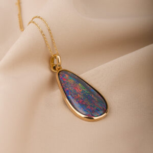 Stort hängsmycke med opaltriplett