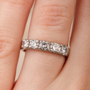 Underbar alliansring med stora stenar