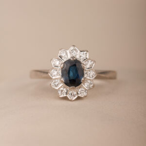 Vacker carmouséring i vitguld