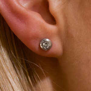 Solitärörhängen i vitguld