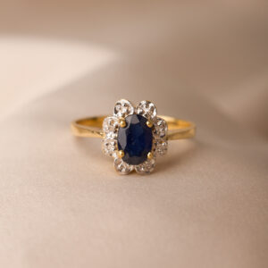 Oval carmouséring med safir