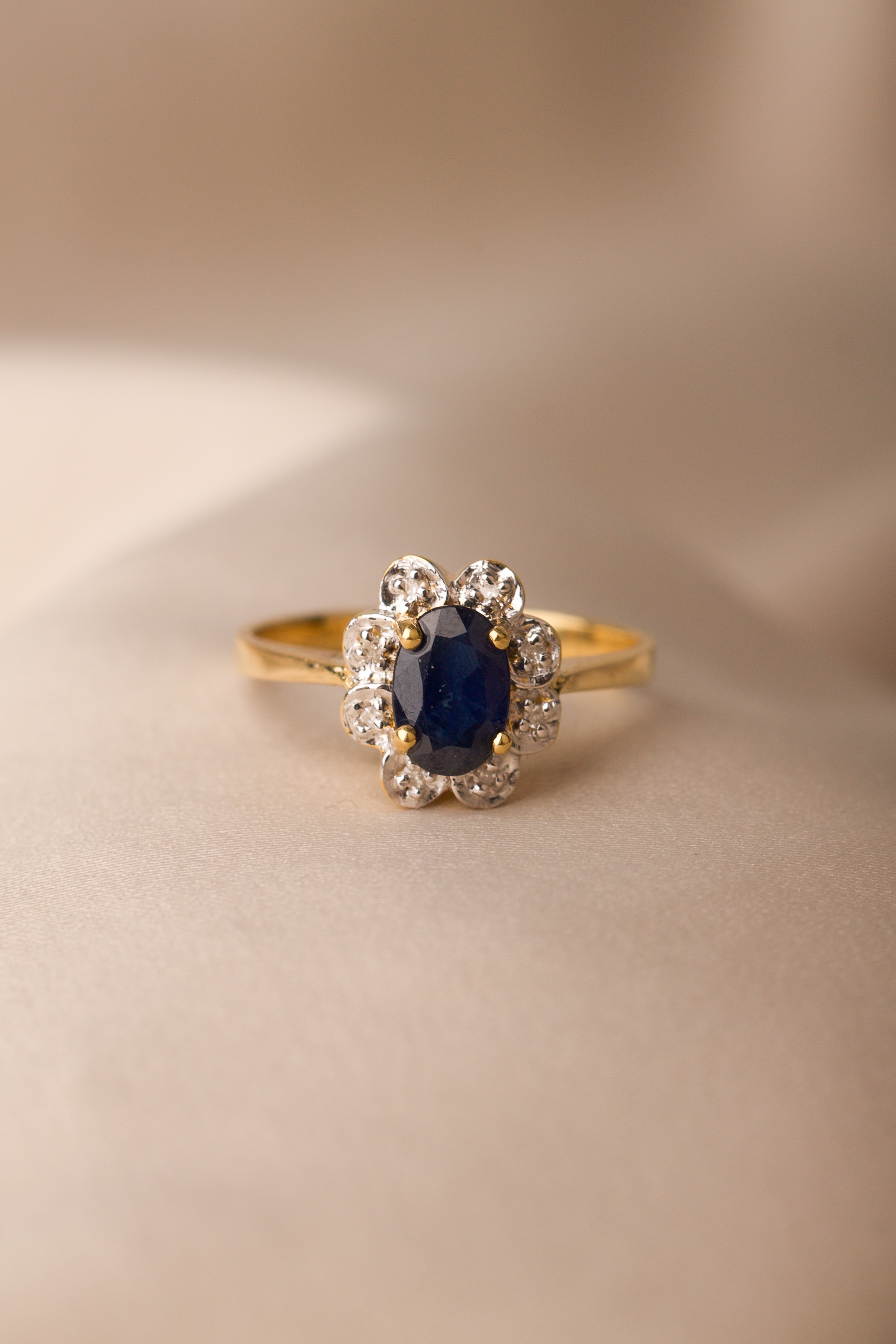Oval carmouséring med safir