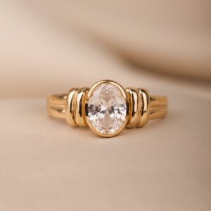 Ring med oval gnistrande sten