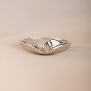 Vitguldsring med diamant