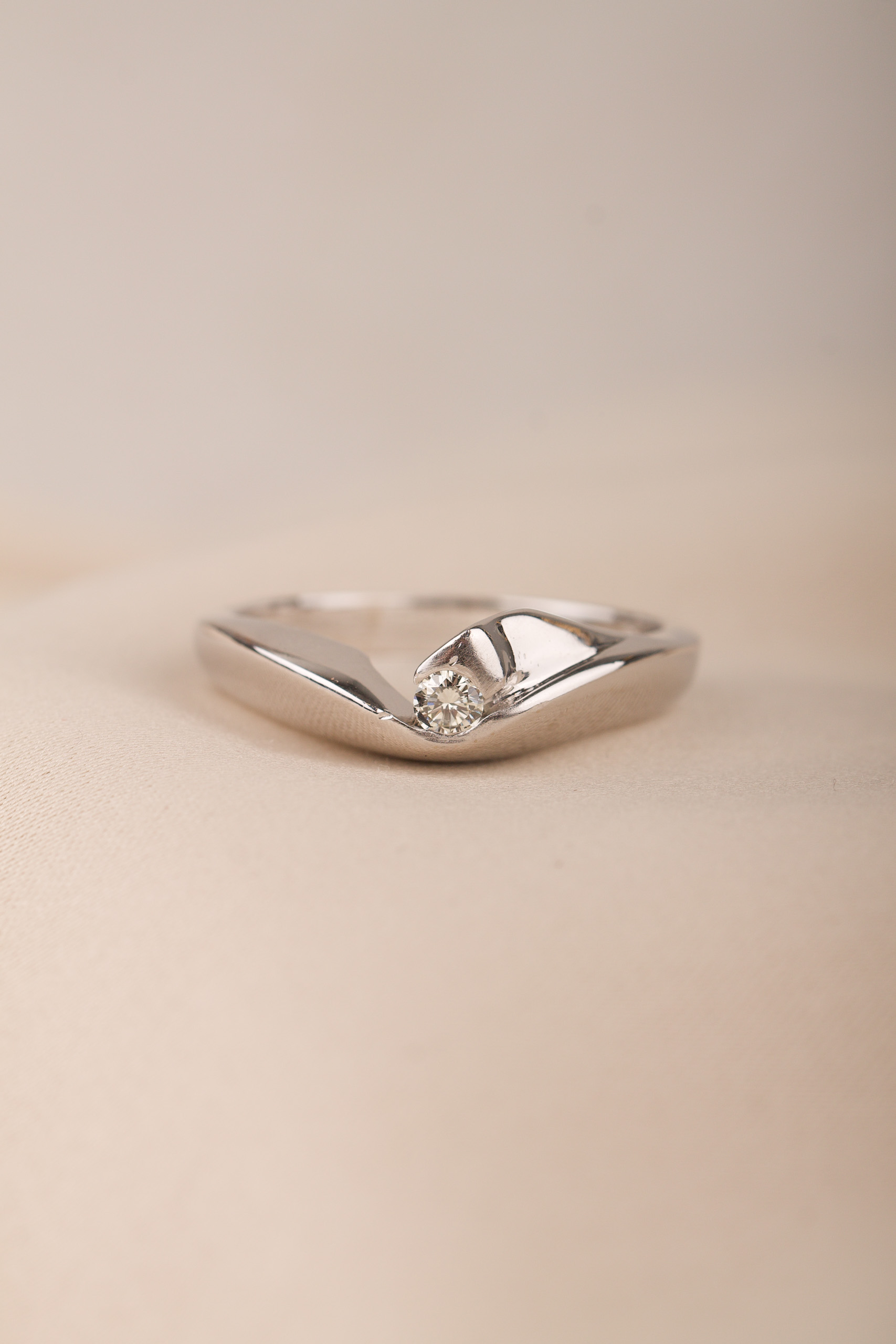 Vitguldsring med diamant