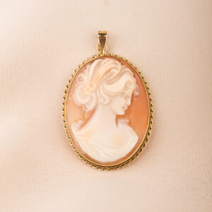 Caméhänge med fina detaljer