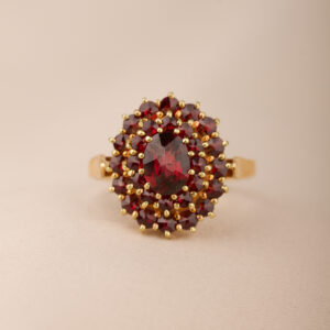 Vacker vintagering med granater