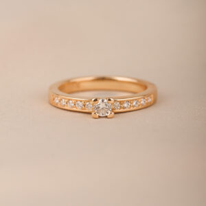 Solitärring med sidostenar