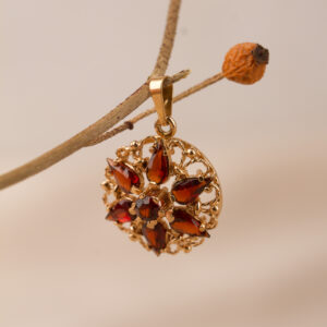 Väldetaljerat hängsmycke