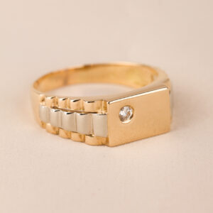 Klackring med vitguldsdetaljer