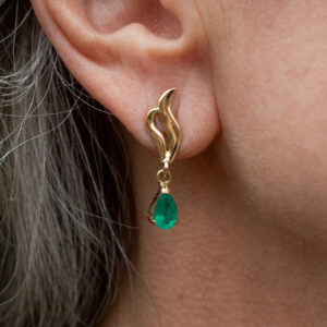 Örhängen med droppslipade smaragder