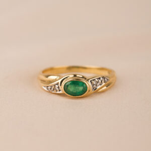 Smaragd- och diamantring