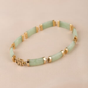 Jadearmband med gulddetaljer