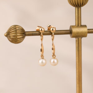 Guldörhängen med pärlor