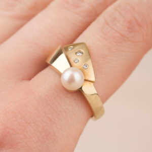 Ring med en pärla och diamanter