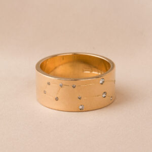 Bred ring med jungfruns stjärntecken