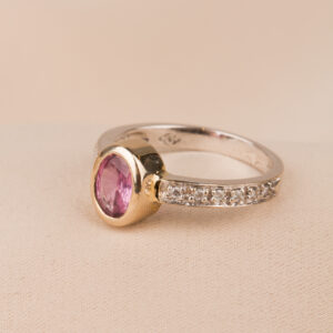 Ring med turmalin och diamanter