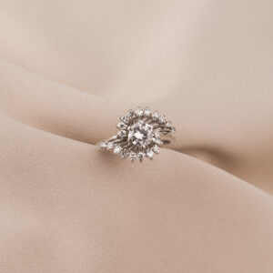 Lyxig diamantring i vitguld